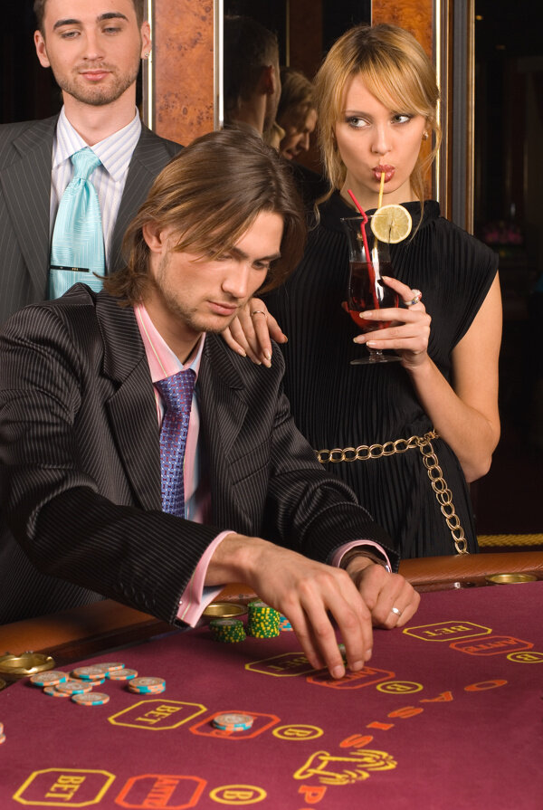 赌博的外国男女图片