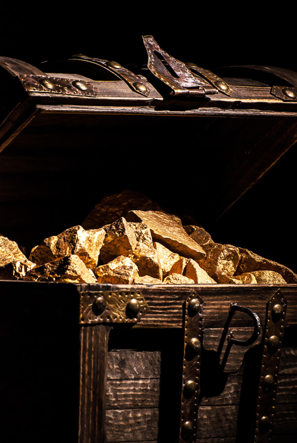 宝箱里的黄金石头图片