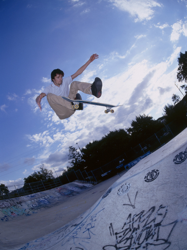 跳跃的滑板青年图片