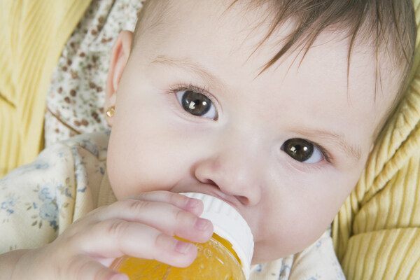 喝果汁的小宝宝图片