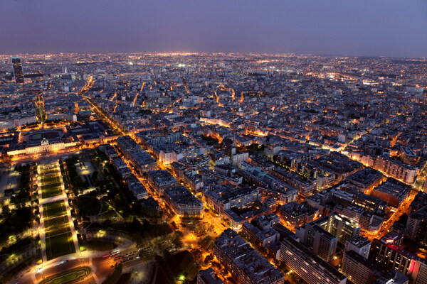 灯火通明的巨大城市图片