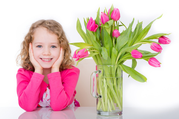 郁金香花朵与小女孩图片