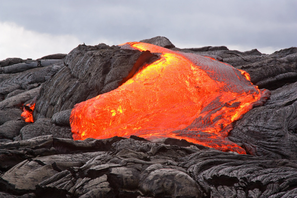 火山口的熔岩图片