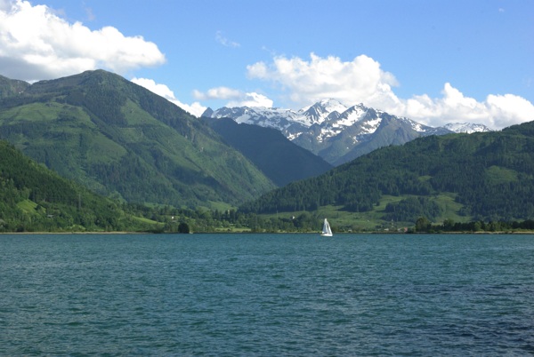 大山和湖水