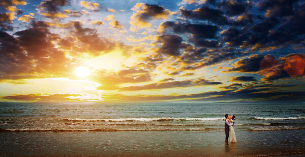 海滩拥抱的情侣恋人图片