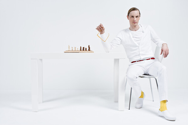 準(zhǔn)備下棋的男人圖片