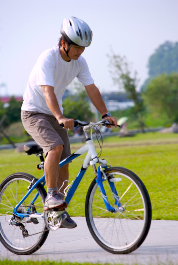 親子休閑腳踏車(chē)自行車(chē)腳踏車(chē)賽車(chē)戶(hù)外運(yùn)動(dòng)車(chē)道風(fēng)景草坪