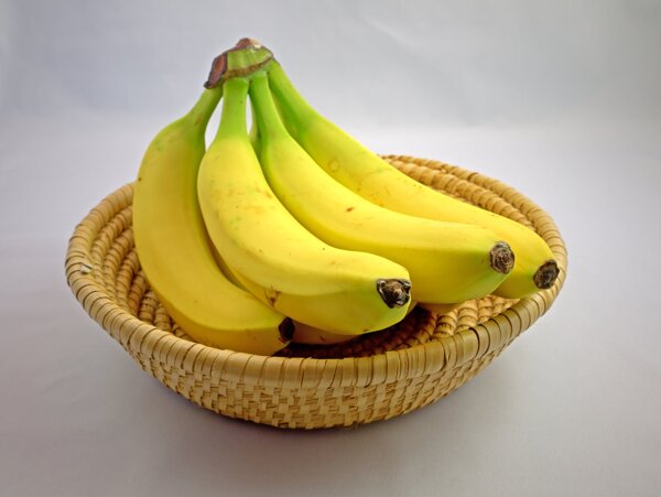 竹盘里的香蕉图片