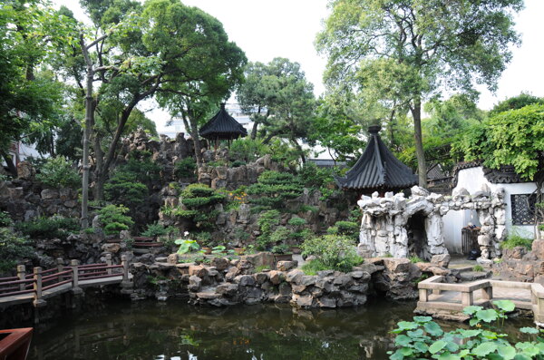 豫園池塘古樹亭臺(tái)