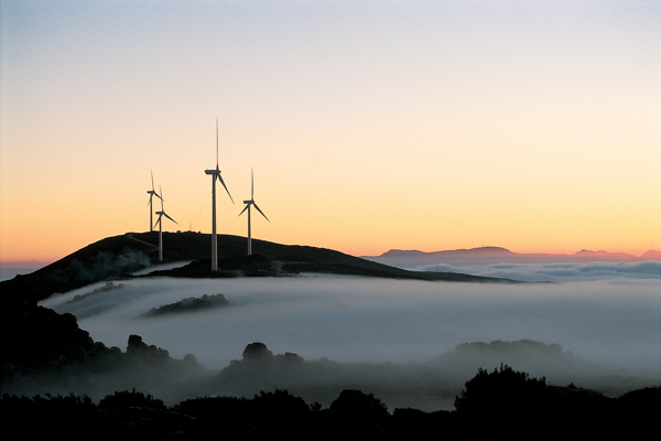 云雾缭绕中的风力发电机图片