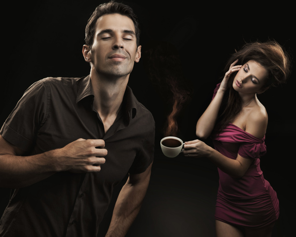 陶醉在咖啡香味里的美女与男人图片