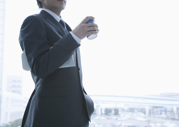 手拿咖啡的商務(wù)男人圖片