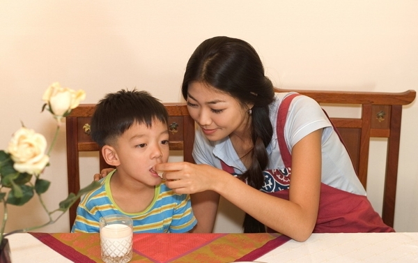 媽媽喂小孩吃東西圖片