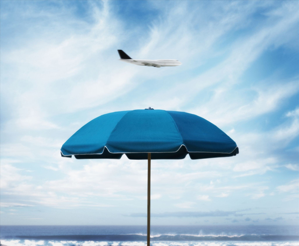 飞机飞越海滩伞图片