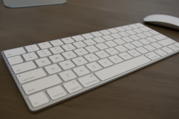 白色电脑键盘图片