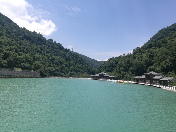 湖藍(lán)天白云