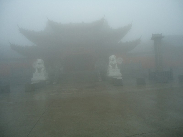 禅庙云雾图片