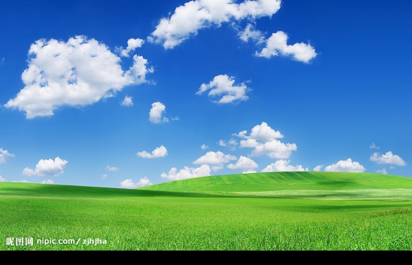 绿茵白云图片