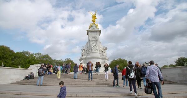 维多利亚纪念馆的游客