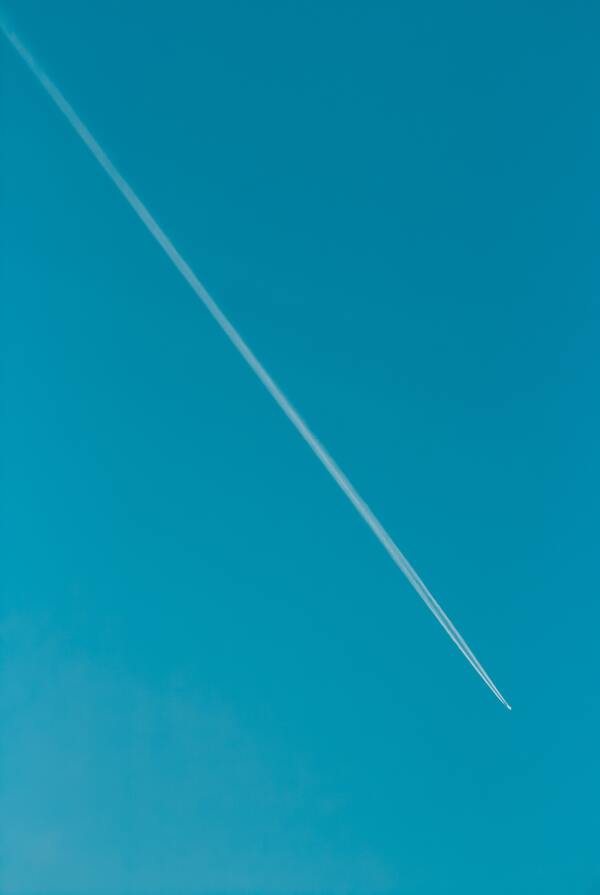 天空线条飞机简约背景海报素材图片