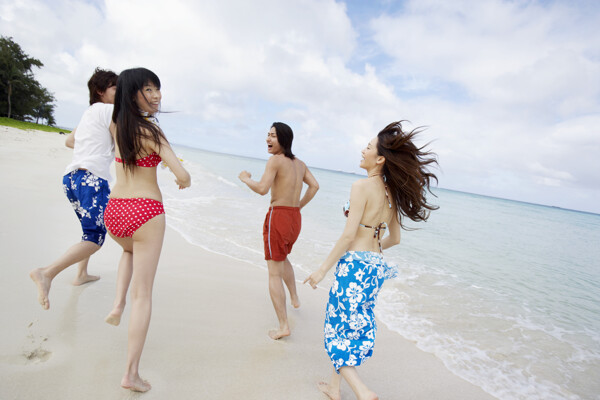 海灘男女圖片