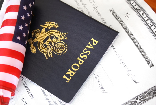 美国国旗与护照图片