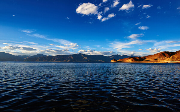 青海班公湖优美自然风光