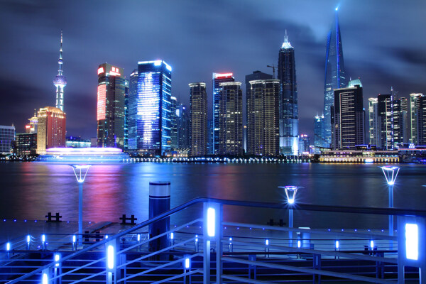 江边夜晚城市美景图片