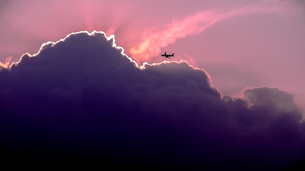 飞机飞过天空云彩晚霞