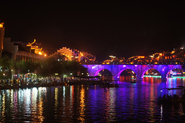 紫蓝色灯光的镇远河大桥图片