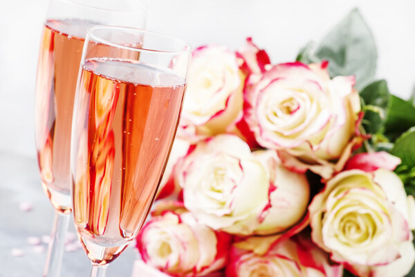 香槟酒和玫瑰花