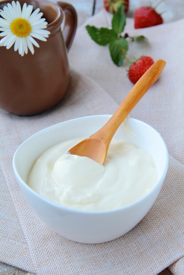 白色碗里的酸奶图片