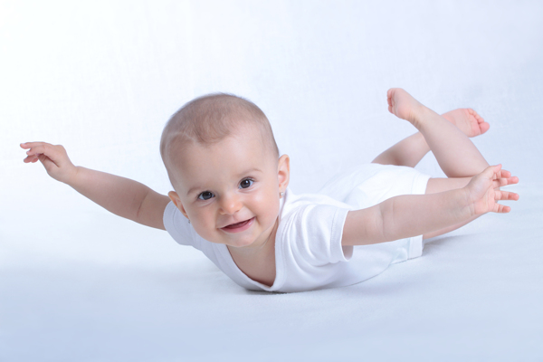 飞行姿势的男宝宝图片