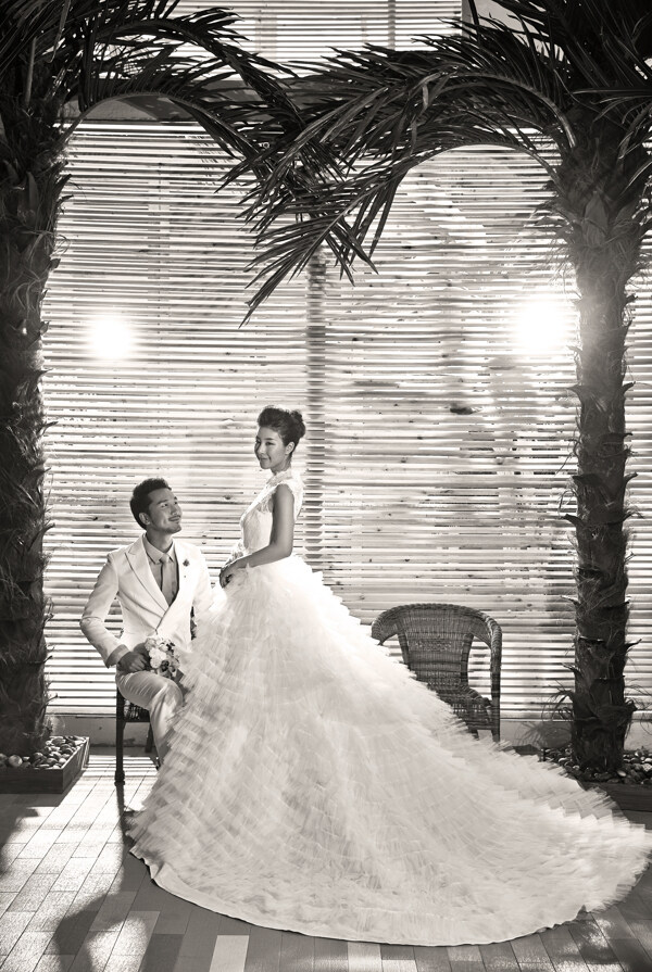 黑白风格婚纱照图片