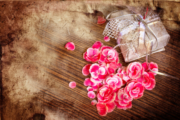 礼盒和花朵爱心复古背景图片