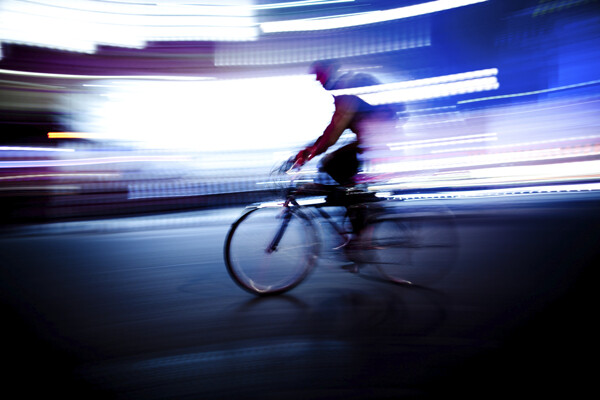 快节奏骑自行车的人物图片