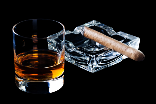 威士忌酒与雪茄