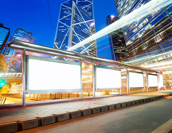 香港夜景与公交站台广告牌