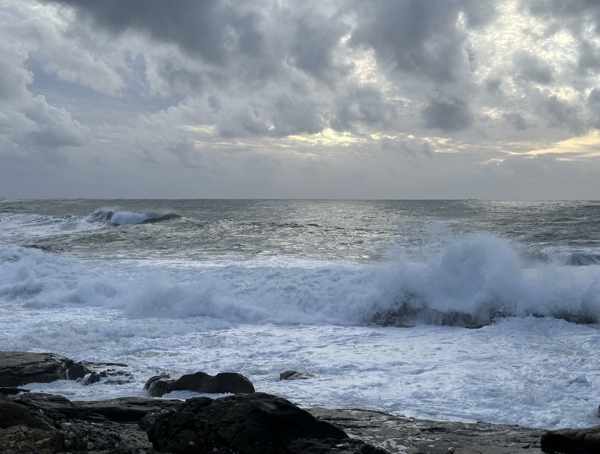 天空厚重的云層和波濤洶涌的海浪