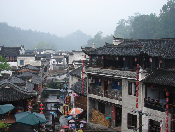 雨霧籠罩下掛著紅燈籠的美麗古老中式傳統(tǒng)建筑