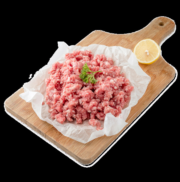 木質(zhì)案板上的新鮮生豬肉餡和檸檬