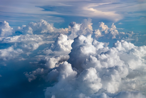 高空中俯瞰云海壯觀美麗