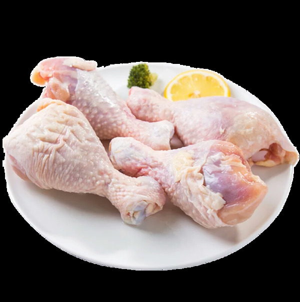 新鮮的生雞肉琵琶腿和檸檬片