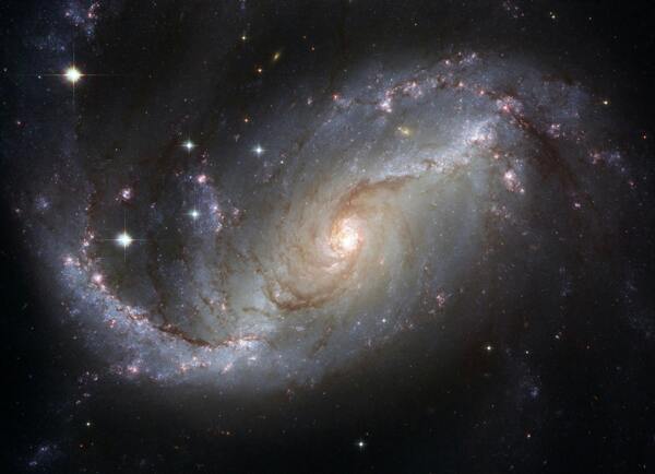 美麗的螺旋星系充滿恒星塵埃和氣體云