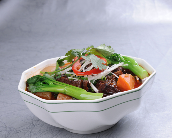 傳統(tǒng)中式美味紅燒牛肉面