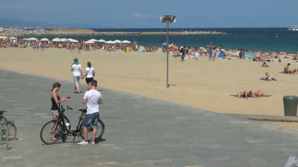 人行道和海滩在西班牙股票视频