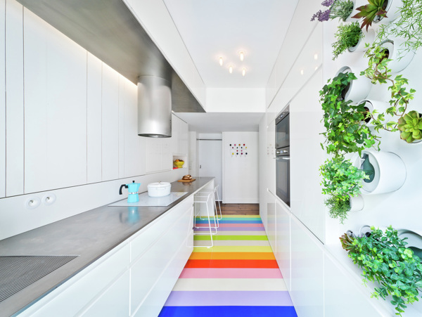 白色系厨房彩色地板砖装修效果图