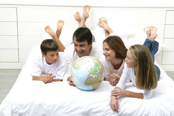 看地球仪的幸福家庭图片