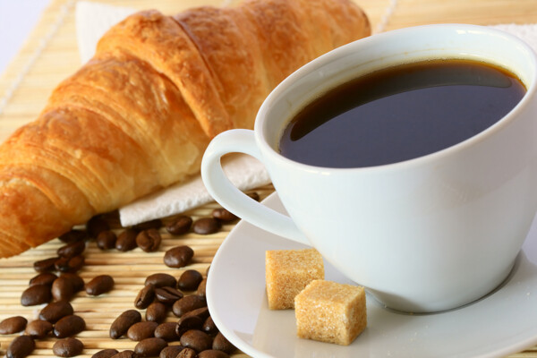面包咖啡与咖啡豆图片