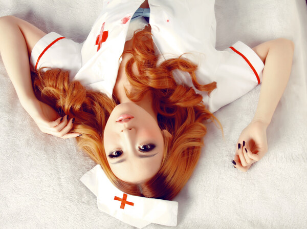躺着的护士美女图片